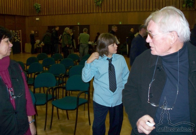 32 Navstevnici prichazeji na aukci.jpg